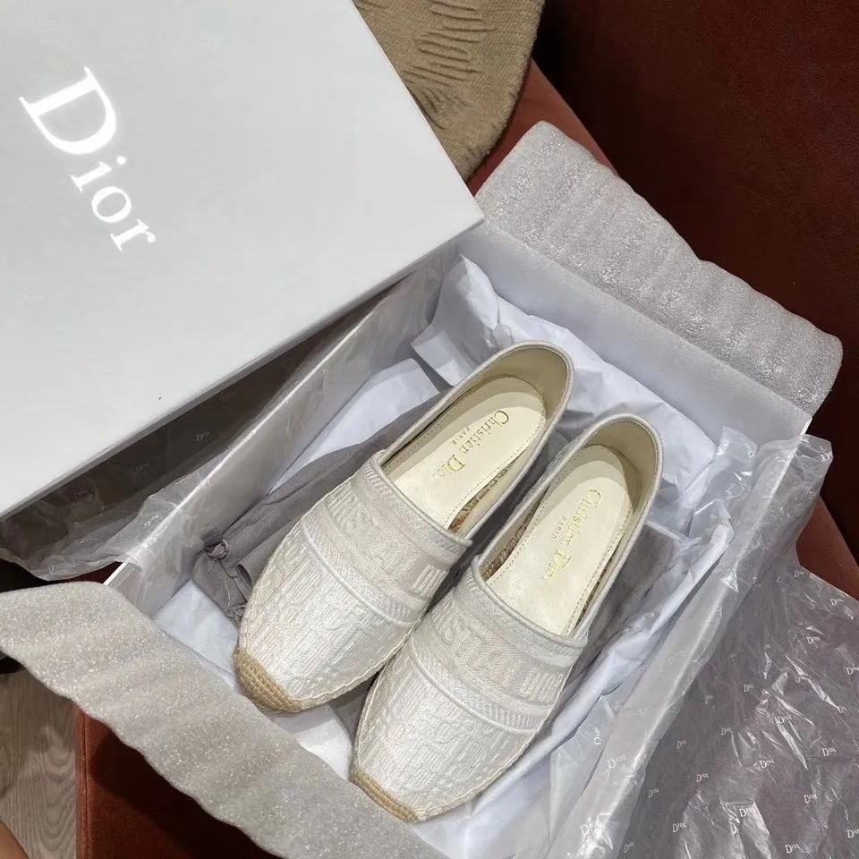 👟👟Ex-factory price 400👟👟 In 2020, new colors are coming simultaneously on the official website of the DIOR fisherman shoe series: original development, original anatomy display, exclusive outsole, you can compare as you like.  [Material] 1⃣️Sole: The only 1:1 exclusive rubber sole on the market 🌸. Fabric original embroidery. Lining: imported sheepskin, delicate and soft. [Size] 35-40.